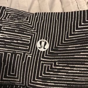 Black and white lululemon cropped leggings